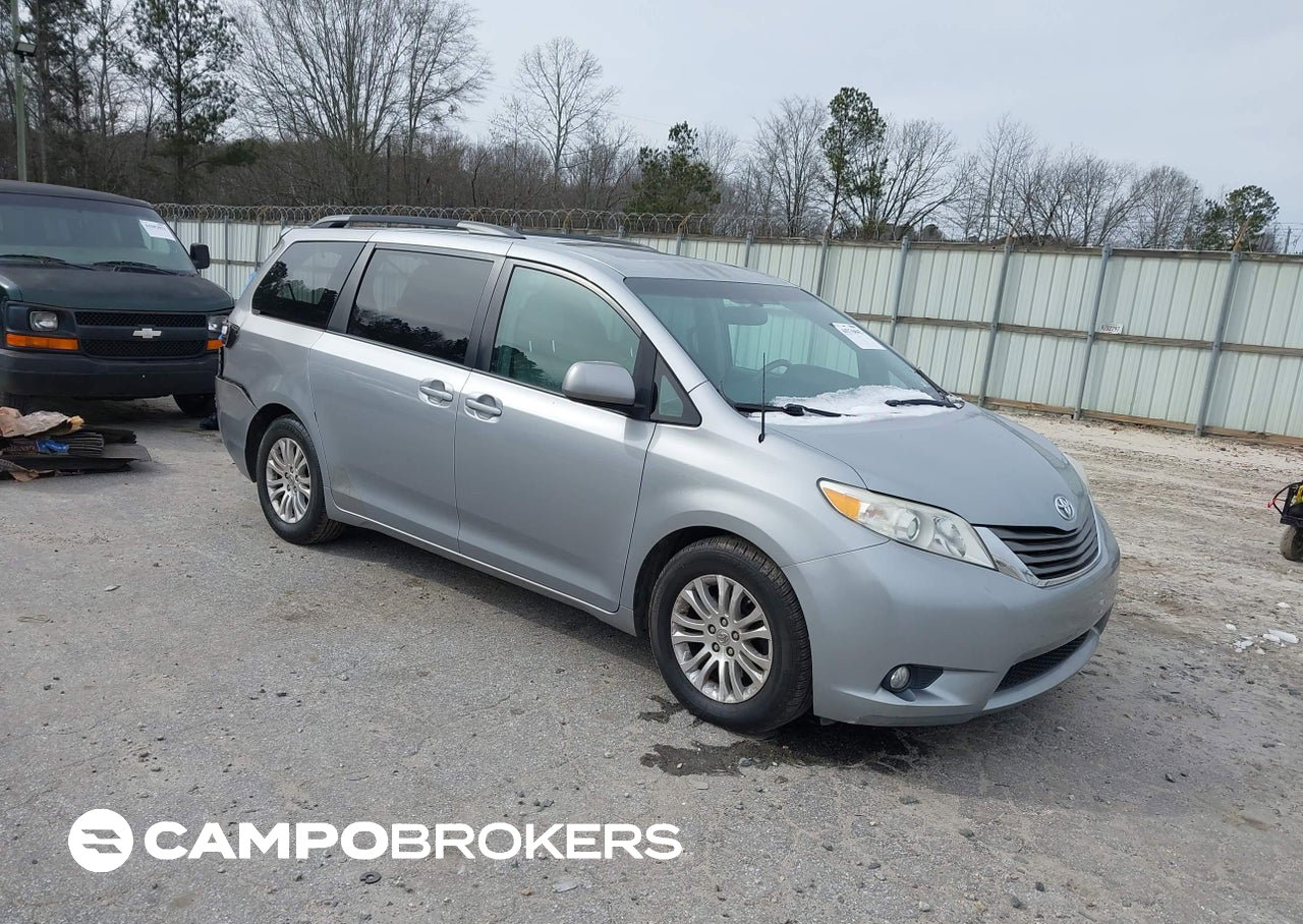 2014 Toyota Sienna Xle/limited, Rear damage, Iaai lot 44276842