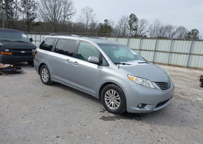 2014 Toyota Sienna Xle/limited, Rear damage, Iaai lot 44276842