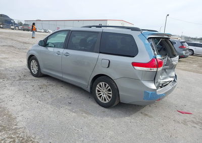 2014 Toyota Sienna Xle/limited, Rear damage, Iaai lot 44276842, photo 3 of 17