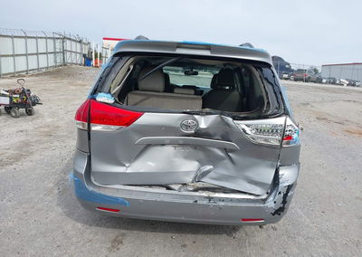 2014 Toyota Sienna Xle/limited, Rear damage, Iaai lot 44276842, photo 6 of 17