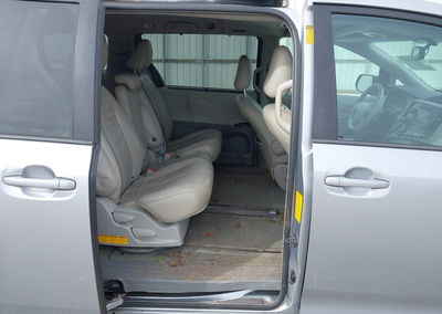 2014 Toyota Sienna Xle/limited, Rear damage, Iaai lot 44276842, photo 8 of 17