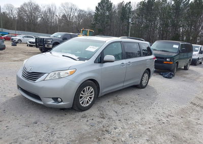 2014 Toyota Sienna Xle/limited, Rear damage, Iaai lot 44276842, photo 2 of 17