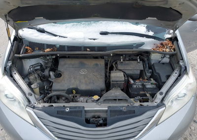 2014 Toyota Sienna Xle/limited, Rear damage, Iaai lot 44276842, photo 10 of 17