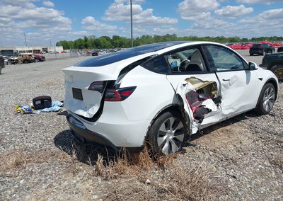 2021 Tesla Model Y Long Range Dual Motor All-wheel Drive, daño Lateral derecho, Iaai lote 44832013, foto 4 de 16