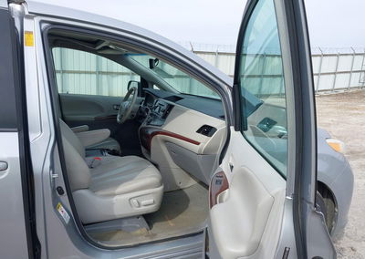 2014 Toyota Sienna Xle/limited, Rear damage, Iaai lot 44276842, photo 5 of 17