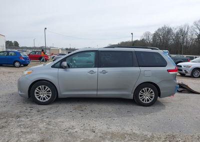 2014 Toyota Sienna Xle/limited, Rear damage, Iaai lot 44276842, photo 14 of 17