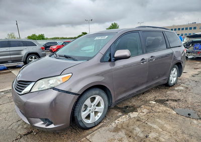 2013 Toyota Sienna Le, daño Trasero, Copart lote 51670696