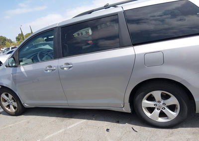 2013 Toyota Sienna Le V6 8 Passenger, daño Frontal, Iaai lote 45318184, foto 14 de 18