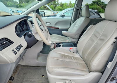2014 Toyota Sienna Xle 8-passenger, daño Frontal, Copart lote 56525946, foto 7 de 15