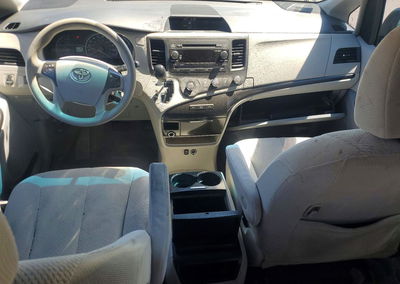 2011 Toyota Sienna Le, uszkodzenie: Przód, Copart lot 57515666, zdjęcie 8 z 13