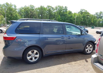 2015 Toyota Sienna Le 8 Passenger, daño Frontal, Iaai lote 45237146, foto 14 de 17