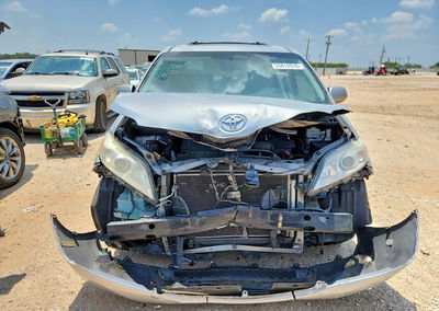 2014 Toyota Sienna Xle 8-passenger, пошкодження: Передня частина, Copart лот 55812916, фото 5 з 13