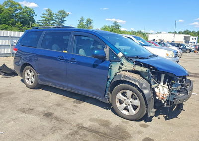 2011 Toyota Sienna Le, uszkodzenie: Przód, Copart lot 57515666, zdjęcie 4 z 13