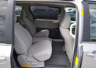2013 Toyota Sienna Le V6 8 Passenger, daño Frontal, Iaai lote 45318184, foto 8 de 18