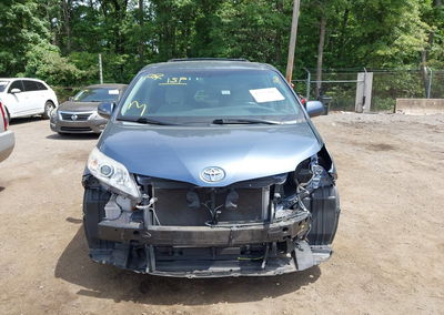 2015 Toyota Sienna Le 8 Passenger, daño Frontal, Iaai lote 45237146, foto 13 de 17