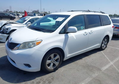 2011 Toyota Sienna Le V6, uszkodzenie: Tył, Iaai lot 45333760, zdjęcie 2 z 17