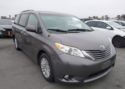 2014 Toyota Sienna Xle V6 8 Passenger, пошкодження: Лівий бік, Iaai лот 45281276