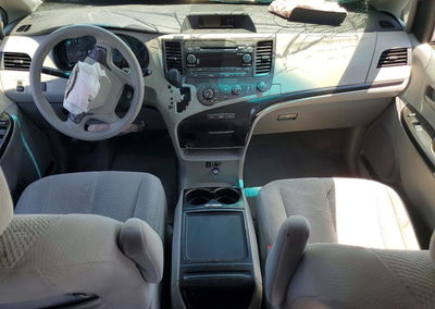 2012 Toyota All Models Sienna, uszkodzenie: Przód, Copart lot 57250316, zdjęcie 8 z 14
