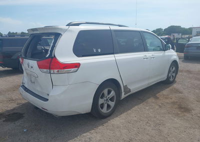 2013 Toyota Sienna Le V6 8 Passenger, daño Trasero, Iaai lote 45045979, foto 4 de 17