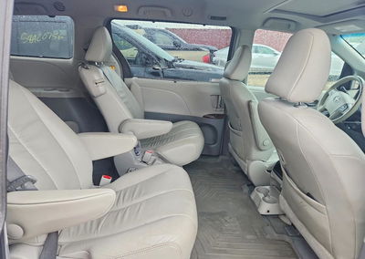 2012 Toyota Sienna Xle 8-passenger, uszkodzenie: Bok, Copart lot 57768696, zdjęcie 11 z 14