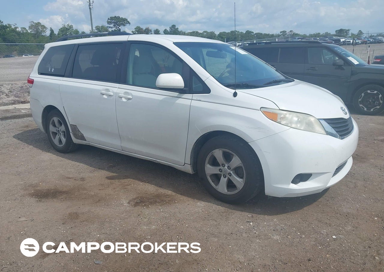 2013 Toyota Sienna Le V6 8 Passenger, daño Trasero, Iaai lote 45045979