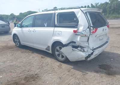2013 Toyota Sienna Le V6 8 Passenger, daño Trasero, Iaai lote 45045979, foto 3 de 17