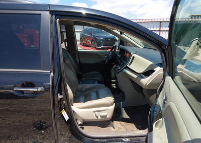 2017 Toyota Sienna Xle 8 Passenger, Normal Wear & Tear damage, Iaai lot 45528339, photo 5 of 16