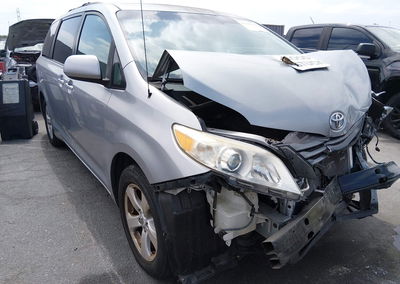 2013 Toyota Sienna Le V6 8 Passenger, daño Frontal, Iaai lote 45318184, foto 17 de 18