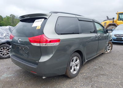 2013 Toyota Sienna Le V6 8 Passenger, daño Biohazard, Iaai lote 45184240, foto 4 de 17