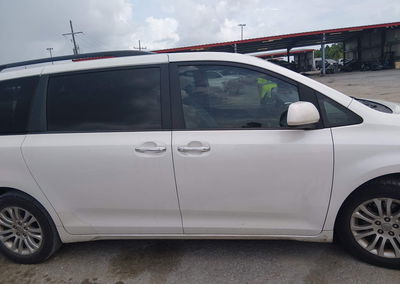 2017 Toyota Sienna Xle 8 Passenger, Rear damage, Iaai lot 45144443, photo 13 of 16