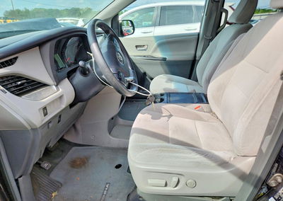 2015 Toyota Sienna Le, daño Frontal, Copart lote 56944396, foto 7 de 13