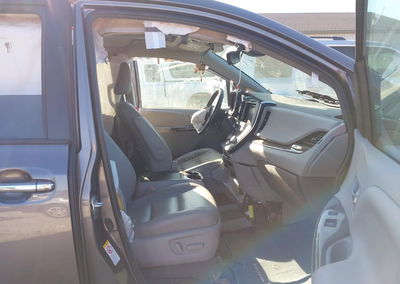 2019 Toyota Sienna Xle 8 Passenger, uszkodzenie: Przód, Iaai lot 45264151, zdjęcie 5 z 19