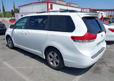 2011 Toyota Sienna Le V6, uszkodzenie: Tył, Iaai lot 45333760, zdjęcie 3 z 17