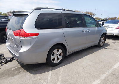 2013 Toyota Sienna Le V6 8 Passenger, daño Frontal, Iaai lote 45318184, foto 4 de 18