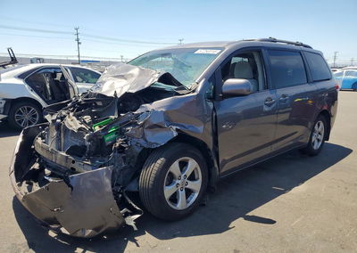 2012 Toyota All Models Sienna, uszkodzenie: Przód, Copart lot 57250316