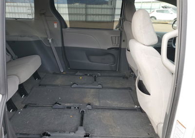 2015 Toyota Sienna Le, uszkodzenie: Przód, Copart lot 84671734, zdjęcie 11 z 13