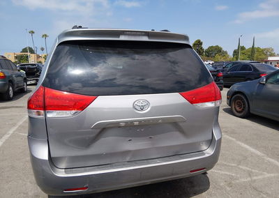 2013 Toyota Sienna Le V6 8 Passenger, daño Frontal, Iaai lote 45318184, foto 16 de 18