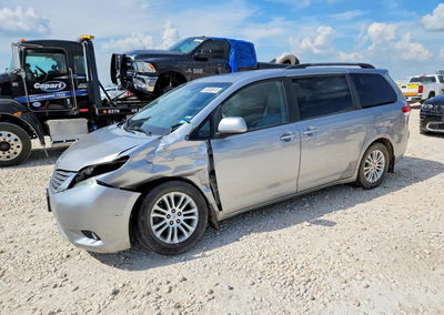 2011 Toyota Sienna Xle 8-passenger, пошкодження: Днище, Copart лот 55398916