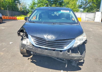 2015 Toyota Sienna, uszkodzenie: Przód, Copart lot 54773576, zdjęcie 5 z 15