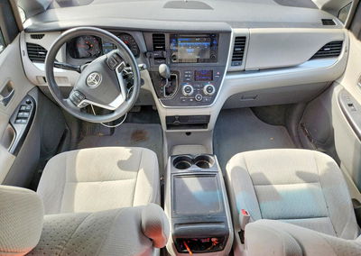 2015 Toyota Sienna Le, daño Frontal, Copart lote 56944396, foto 8 de 13
