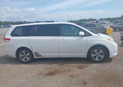 2013 Toyota Sienna Le V6 8 Passenger, daño Trasero, Iaai lote 45045979, foto 14 de 17