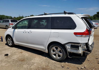 2012 Toyota Sienna Le, daño Trasero, Copart lote 54623926, foto 2 de 14
