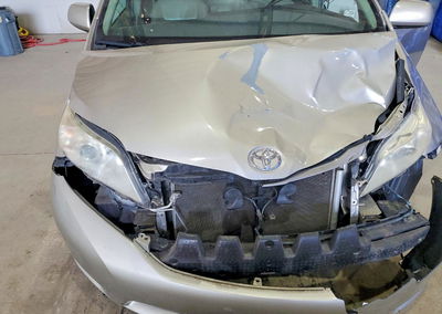 2015 Toyota All Models Sienna, uszkodzenie: Przód, Copart lot 72846585, zdjęcie 12 z 13