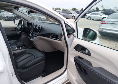 2023 Chrysler Pacifica Hybrid Touring L, пошкодження: Normal Wear & Tear, Iaai лот 45105928, фото 5 з 17