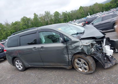 2013 Toyota Sienna Le V6 8 Passenger, daño Biohazard, Iaai lote 45184240, foto 14 de 17