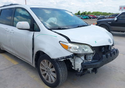 2015 Toyota Sienna Le 7 Passenger, uszkodzenie: Przód, Iaai lot 45044249, zdjęcie 6 z 21