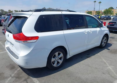 2011 Toyota Sienna Le V6, uszkodzenie: Tył, Iaai lot 45333760, zdjęcie 4 z 17