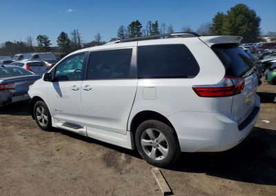 2015 Toyota Sienna, daño Frontal, Copart lote 45671766, foto 2 de 13