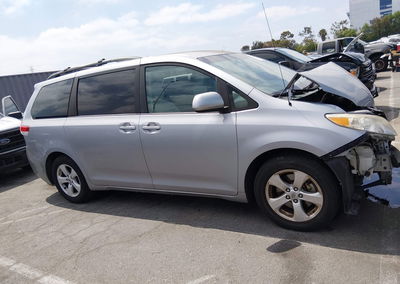 2013 Toyota Sienna Le V6 8 Passenger, daño Frontal, Iaai lote 45318184, foto 13 de 18