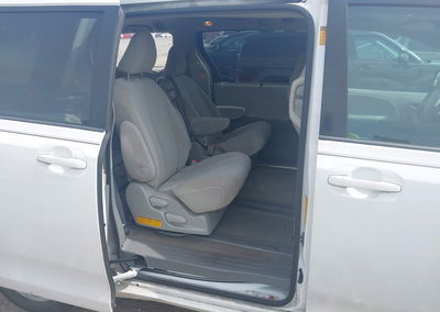 2013 Toyota Sienna Le V6 8 Passenger, daño Trasero, Iaai lote 45045979, foto 8 de 17